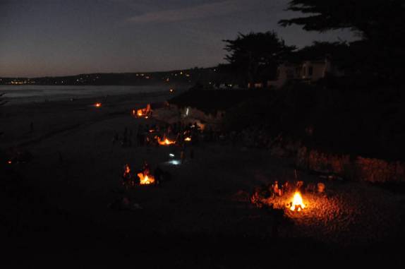 No final da tarde, muitas fogueiras na praia em Carmel, no litoral da Califórnia, nos Estados Unidos